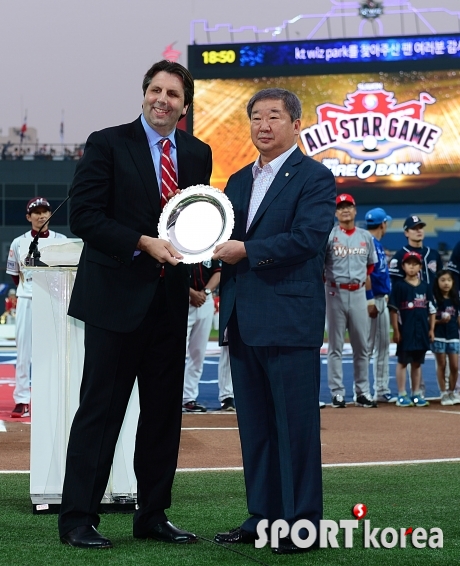 리퍼트 대사 `KBO 명예대사에 위촉됐어요`