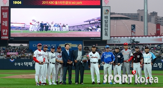 `김응룡 감독과 기념촬영하는 10개구단 감독들`