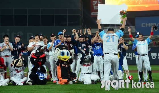 `승리팀 수상한 뒤 기쁨을 나누는 드림팀`