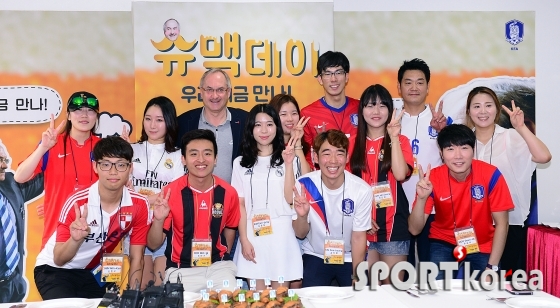 슈틸리케 감독 `인자한 미소로 축구팬들과 기념촬영`