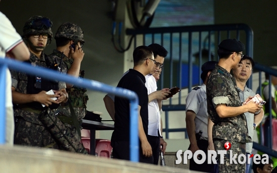 `잠실야구장에 등장한 군경들`