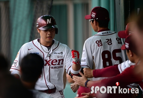 윤석민 `염경엽 감독의 축하를 받으며`