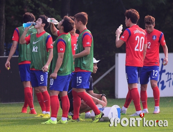 축구대표팀, `날씨가 너무 덥다`