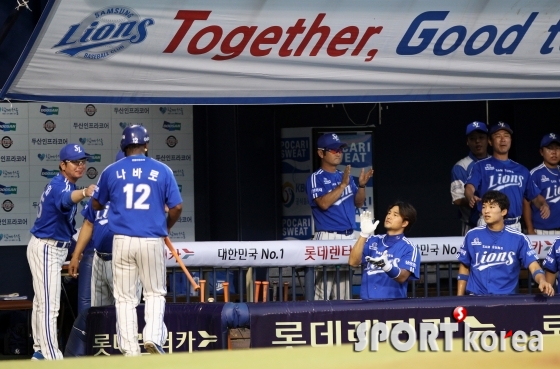 나바로, 3회에 타점 올리고 득점도