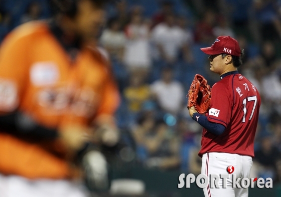 한기주 `볼넷만 4개째 허용`