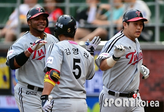 `김영관의 축하를 받는 유강남`