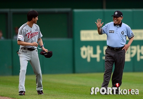 `통산 2500경기 출장을 기록한 임채섭 심판`