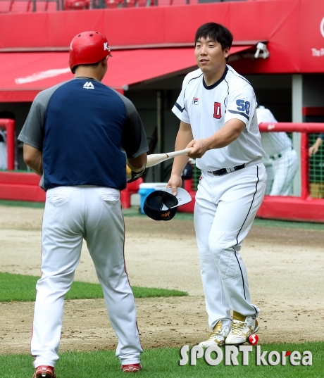 김현수 `(백)용환아 배트 선물이야~`