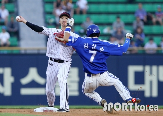 손주인 `2루는 아웃이고, 이젠 1루다!`