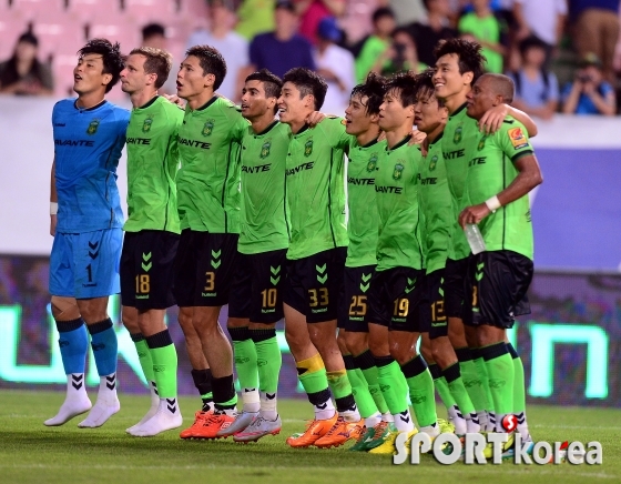 전북, 2-0 승리 팬들과 함께