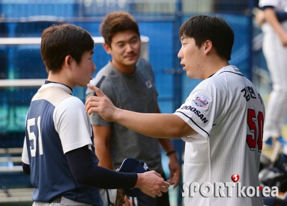 김현수 `재학이 너 여기 왜 왔어!`