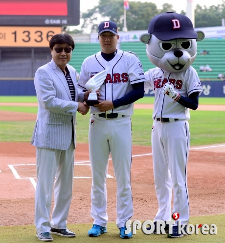 `김재박 경기운영위원과 기념촬영하는 장원준`