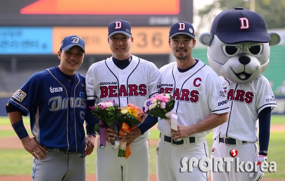 `1000탈삼진을 축하하는 양 팀 주장`