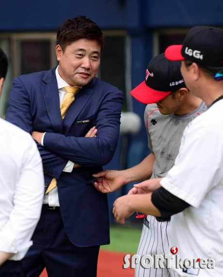 서용빈 코치 `준혁이형 옷 좋은거 입고 다니네`