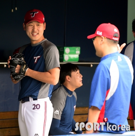 윤석민 `더그아웃의 분위기 메이커`