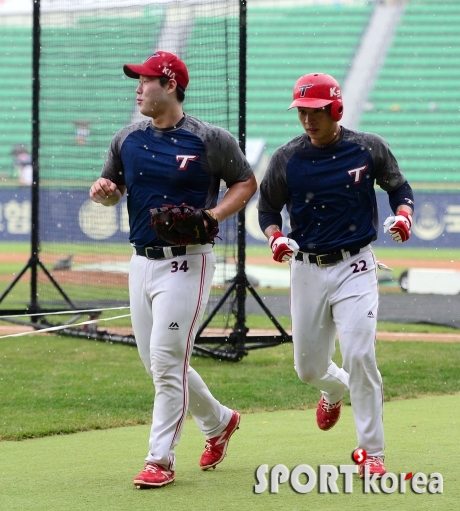 백용환-이홍구 `더그아웃으로 대피하자!`