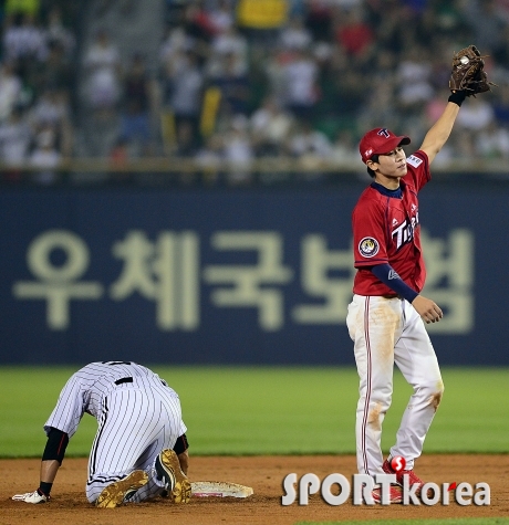 `승부를 결정 짓는 박용택의 견제사`