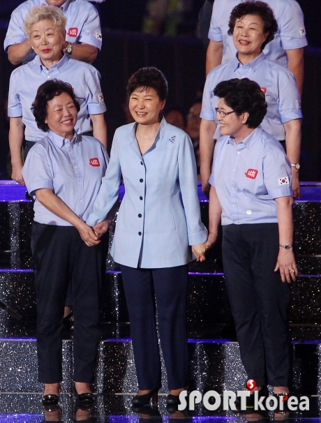 광복동이 국립합창단원과 인사하는 박근혜 대통령
