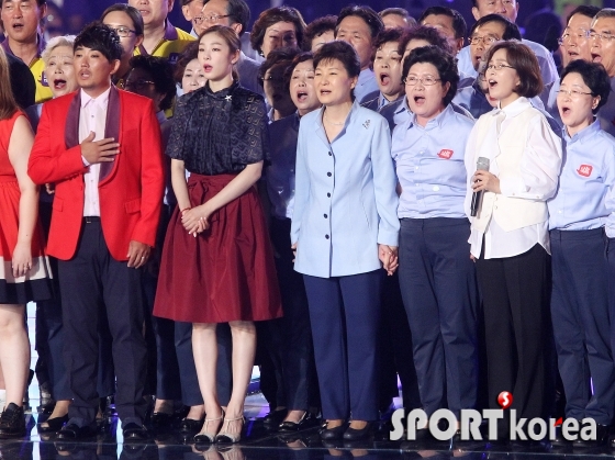 박근혜 대통령 `국민과 함께 애국가 제창`