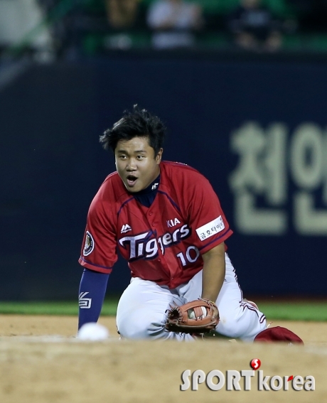 황대인 `하마터면 실점할 뻔 헀어..`