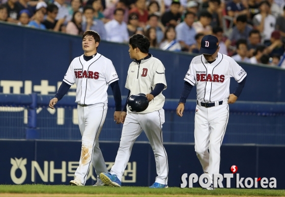 민병헌 `슬라이딩 중 부상으로 교체 아웃`