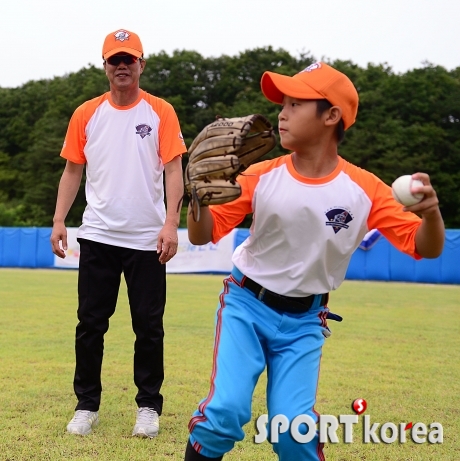 `아빠 미소로 바라보는 김시진 전 감독`