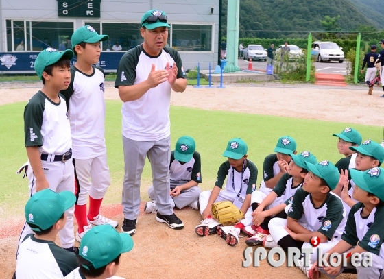 `이만수 전 감독의 설명을 경청하는 유소년 선수들`