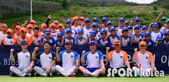 `유소년 야구 발전을 위한 레전드들의 힘찬 파이팅`