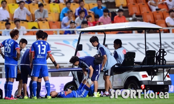 `부상으로 들것에 실려나가는 수원 신세계`