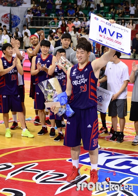 이승현 `MVP 받고 기분 너무 좋아요`