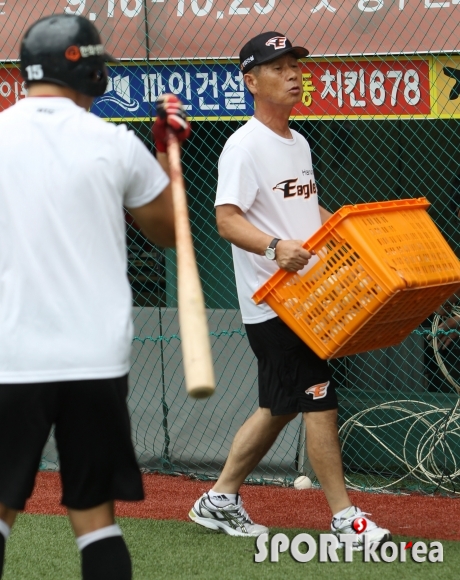 볼박스 나르는 김성근 감독 `용규야 저쪽으로...`