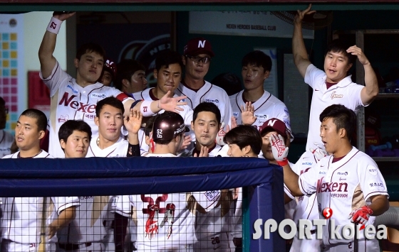박병호의 홈런에 축하하는 넥센 동료들!