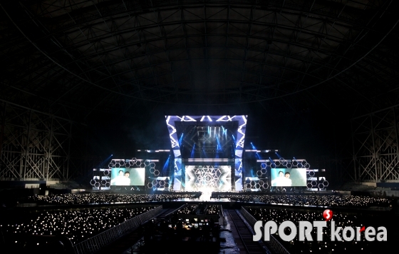 엑소 `2만 2천여 팬 앞에서 콘서트`