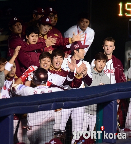김하성, 포스트시즌 첫 홈런 폭발