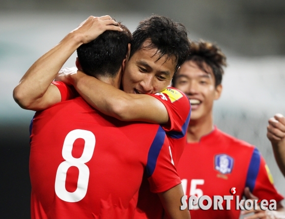 첫 골 터뜨린 지동원 `코너킥 찬 정우영과 뜨거운 포옹`