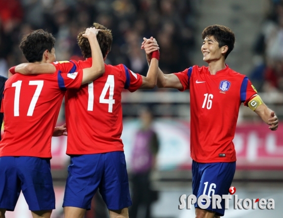 기성용 `황의조, 골 축하해`