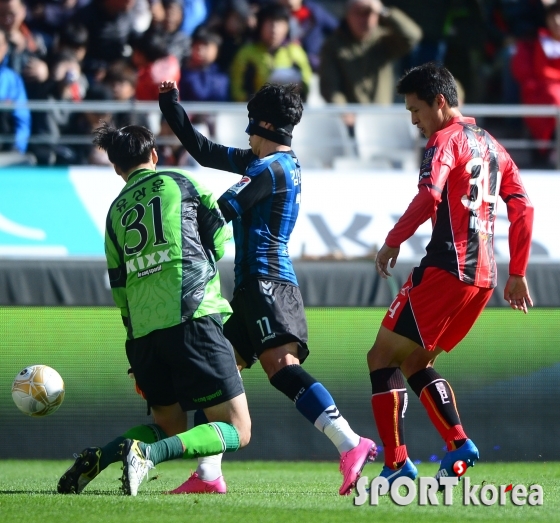 `유상운 키퍼와 충돌하는 김인성`