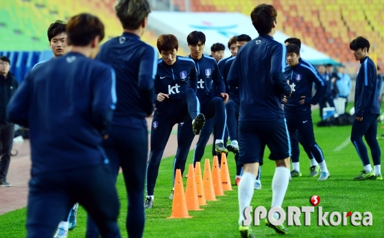 축구대표팀 `그라운드 적응위해 가볍게 몸풀기!`