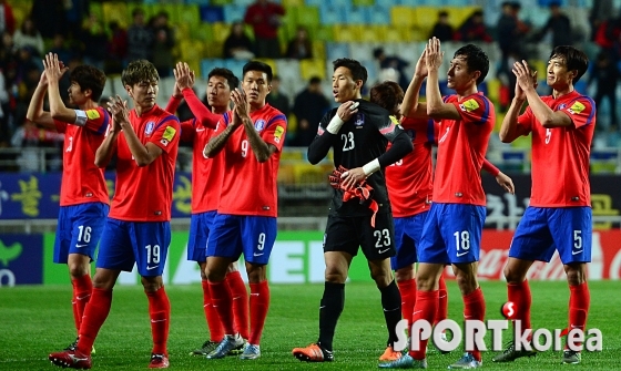 `축구팬에게 인사하는 대표팀 선수들`