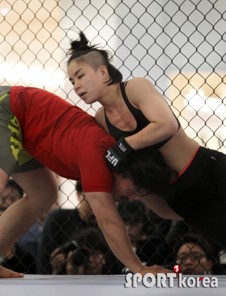 한국여성 최초의 UFC파이터 함서희 `그라운드 몸풀기`