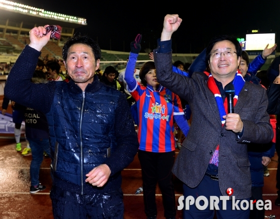 `원정응원단을 향해 인사하는 조덕제 감독과 염태영 수원시장`