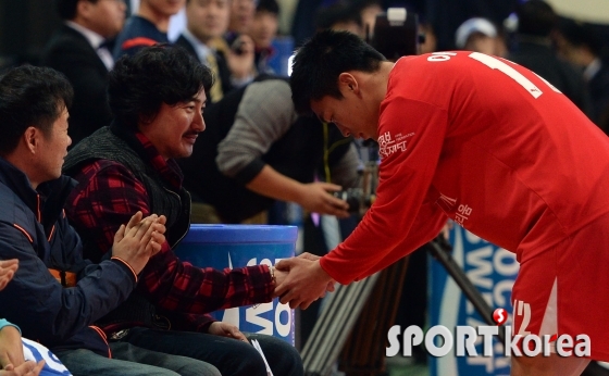 이종호 `골 넣은 후 안정환 감독에게 90도 폴더인사`