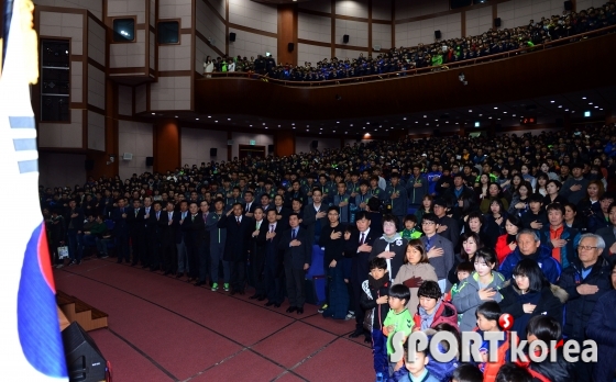 `2천여 명의 팬들이 모인 가운데 펼쳐진 전북현대 2016시즌 출정식`
