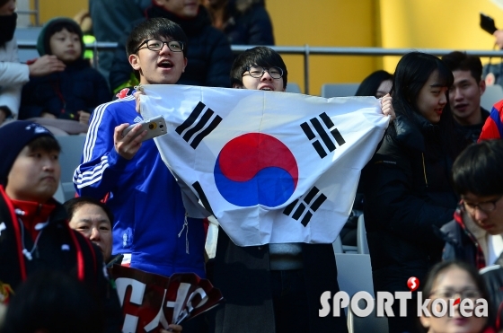 `3.1절을 맞이해 태극기 응원을 펼치는 FC서울 팬들`