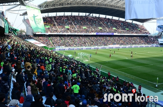 `3만 2,695명 역대 개막전 최다 관중이 입장한 전주월드컵경기장`