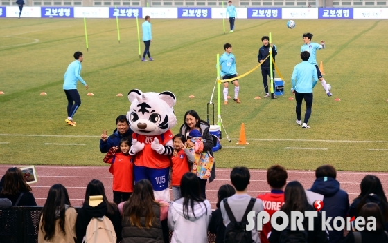 축구대표팀 선수들을 배경으로 기념촬영!