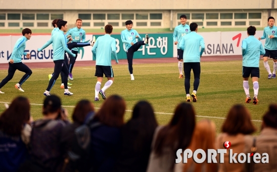 축구대표팀 오픈트레이닝데이 `훈련을 바라보는 축구팬들!`