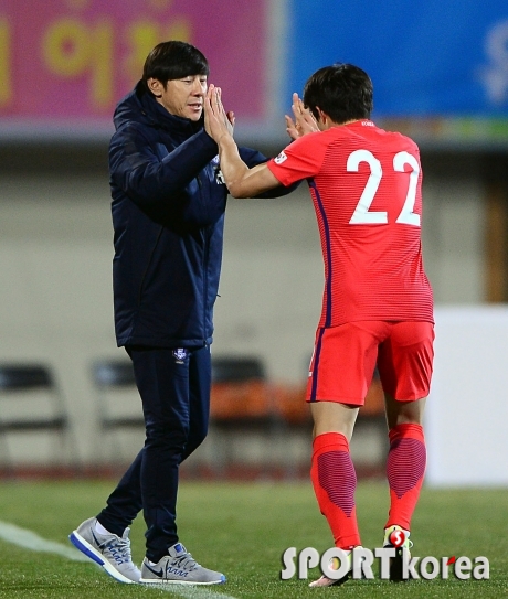 신태용 감독 `(권)창훈아 멋진 골이였어`