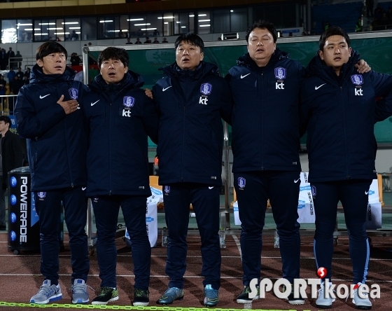 `국민의례를 하고 있는 신태용 감독을 비롯한 코칭스테프`