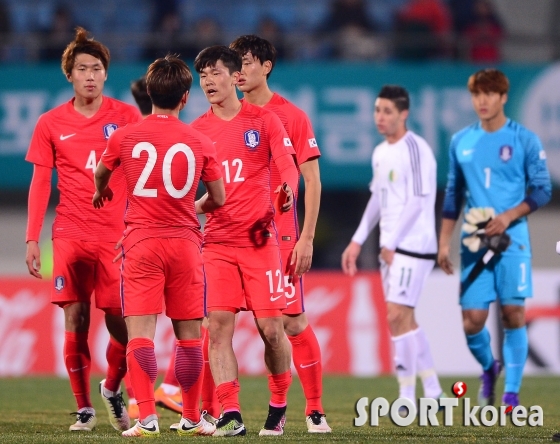 `1차전 완승을 거두며 기쁨을 나누는 대한민국 선수들`